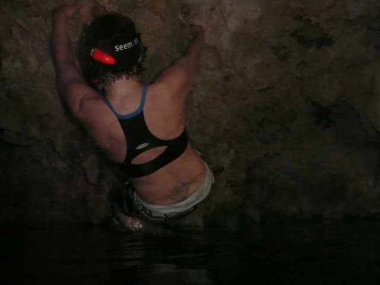 was für Sylvie das Hochbett ist für Manu die Schnorchelhöhle, aber es wurde bittere Schulterbuße getan am nächsten Tag (keine Angst nix kaputt nur Muskelmiezen)