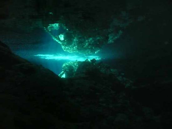 atemberaubende Lichteinfälle an einigen "Deckenlöchern" in der Höhle