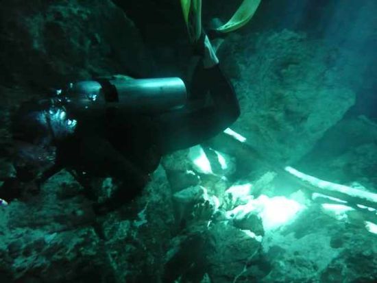 Gute Tarierung war gefragt in den Engen der Höhle, und Füße hoch, der Boden ist aus Sand!