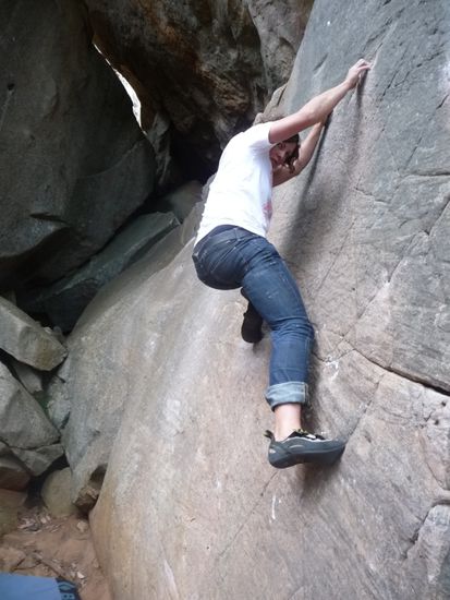 Manu sucht sich ne "einfache" Platte (V4) um nicht auch runter zu plumpsten.