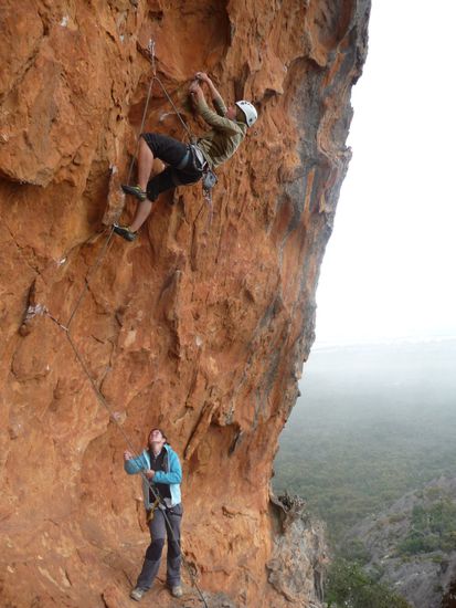 Die einzig trockene Wand im Regen, weil überhängend  bietet leider nur furchtbar anstrengende Routen (23+). Nach dem gefühlt 15. Versuch hats geklappt, fast onsight 