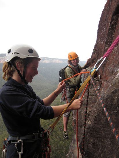 Babsi holt Manu in einer "Endlos-Traverse" am Bunny Bucket nach