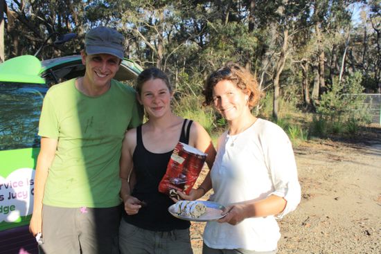 Bevor wir in die Blue Mountains fuhren entdeckten wir ALDI!!!!! Welcome home und kauften erstmal ordentlich deutschen Stollen und Lebkuchen ein, die wir auf dem Bild nach nem Klettertag verdrücken.