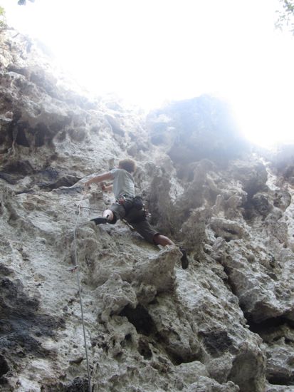 Typisch Thai-klettern: Stalagtiten spießen überall aus der Wand.