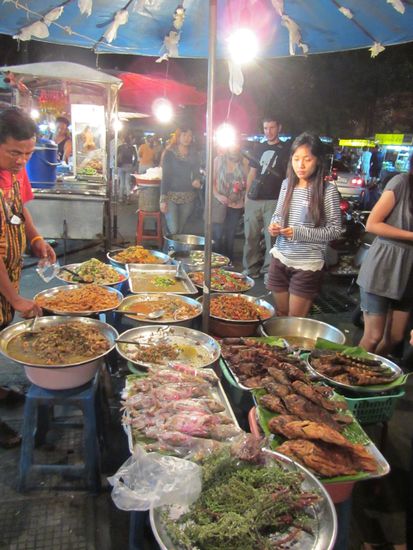 Markstand mit lokalen Köstlichkeiten. Manu hat etwas probiert, wovor der Verkäufer schon warnte: "spicy! Tears in your eyes!" Er hatte recht. 