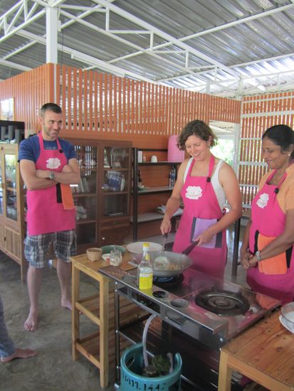 Alle guckn und Manu muss arbeiten. Hier wird gerade die Frühlingsrollenfüllung gewokt.