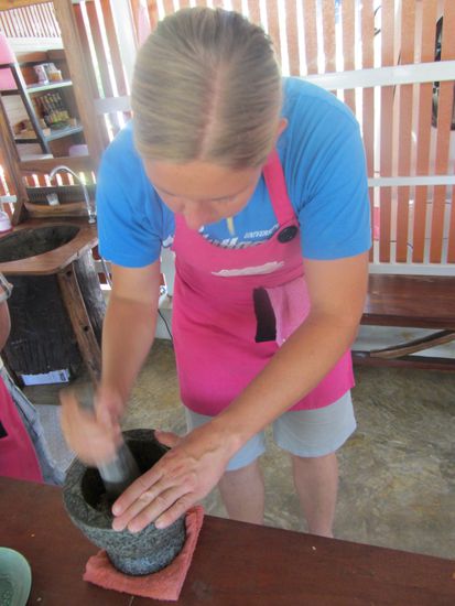 Sylvie stampft ein grünes Curry. Gut für die Kettermuskeln.