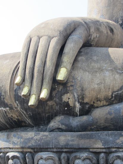 ... mit Blattgold verzierten Nägeln!