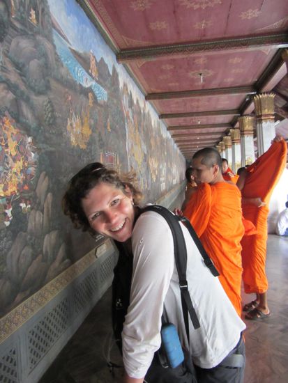 Kunstreiche Wandreliefs säumen das ganze Gelände. Manu lacht sich gerade kaputt, weil sie meint eine Szene aus "Planet der Affen" entdeckt zu haben.