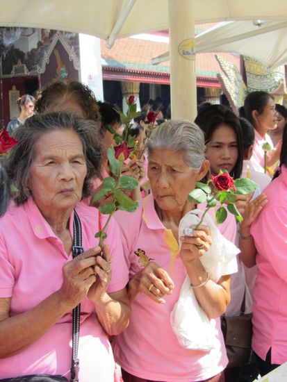Aber wir haben zurück fotografiert! Thais beim Gebet.
