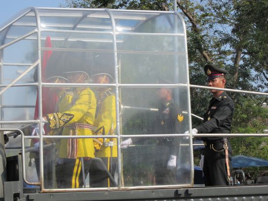 Rund um den Palast fuhren Militärkonvois.