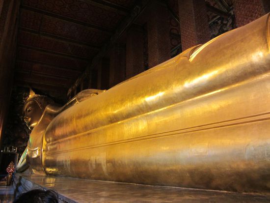 Zu lang für ein Foto: reclining Buddha.