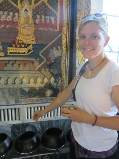 Sylvie opfert mal wieder  Hinter der Staue sind 108 Almosenschalen angebracht.Es bringt angeblich Glück in jede zu spenden, na das kann dauern.