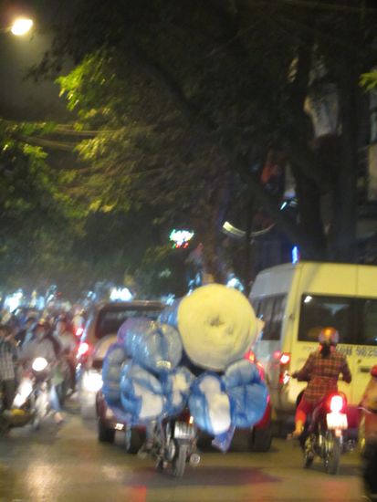 Für die einen ein normales Moped, für die anderen der kleinste LKW der Welt.