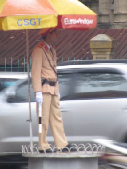 Traumjob mit täglich neuen Herausforderungen: Verkehrspoizist in Hanoi.