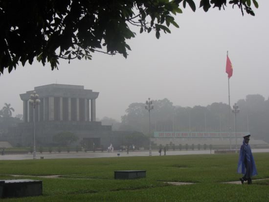"In Hanoi wurde ein Mausoleum im Stile des Lenin-Mausoleums errichtet, wo sein einbalsamierter Leichnam gegen seinen Willen ruht (er wollte, dass seine Leiche verbrannt und die Asche in Nord-, Mittel- und Südvietnam vergraben wird). Das Mausoleum steht in der Nähe des Platzes, an dem Ho Chí Minh am 2. September 1945 die Unabhängigkeitserklärung öffentlich verlas." sagt Wiki.