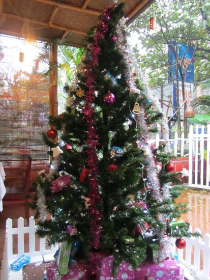 Vietnam war einmal französische Kolonie, daher kommt auch hier der Weihnachtsmann und legt seine Geschenke unter kitschig dekorierte Tannenbäume.