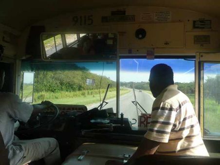 Das wäre ein Fall für Carglass, riesen Risse sind hier in jeder Frontscheibe, egal ob Bus oder Collectivo