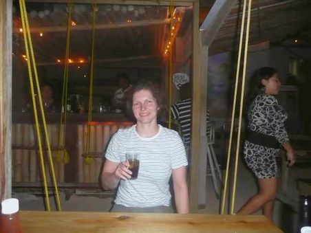 Diese Bar war lustig, man saß auf Schaukeln