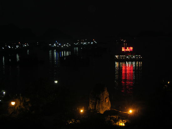 Cat Ba Hafen bei Nacht