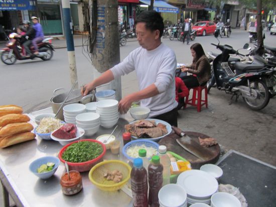 "Com Pho" an jeder Ecke (Nudelsuppe, das vietnamesische Nationalgericht), hier beim Lunch in Hai Phong. Die Bestellung ist bestechend einfach, denn es gibt nur ein Gericht!
