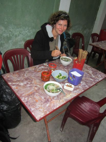 Fuer umgerechnet 1Euro bekommt man eine ordentliche Portion serviert, plus diverse Kraeuter und Sossen zum nachwuerzen.