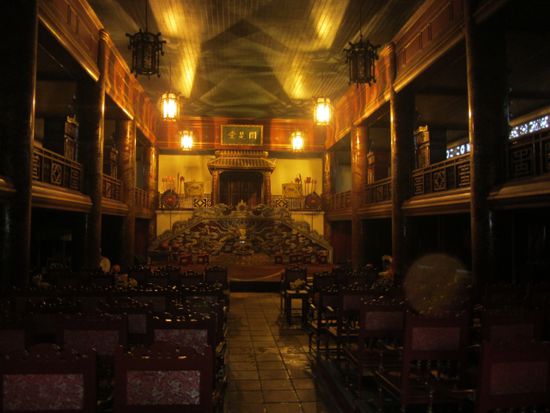 Im Theater kann man gegen Bezahlung in historischen Gewaendern auf dem Thron posieren.