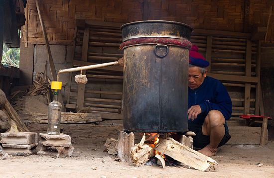 "Lao Lao"- Brennerei. 
Macht trockene Kehlen nach staubigen Schlaglochpisten in klapprigen Bussen wieder geschmeidig.
Quelle:
http://www.geo-reisecommunity.de/bild/394294/Muang-Ngoy-Laos-Lao-Lao[/k]