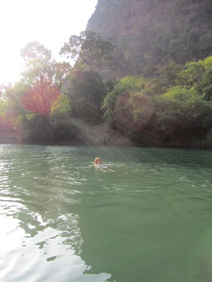 Dusche is nich, also in den Fluss hüpfen. Nicht nur die Laoten fanden uns spannend, auch die Fische wunderten sich, was wir in ihrem Habitat machen und stupsten uns neugierig an.