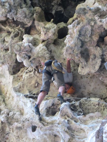 Manu verklemmt zwischen Stalagtiten und -miten im Dach. Die gute Nachricht: man kann nicht runter fallen. Die Schlechte: man kann nicht weiter klettern.