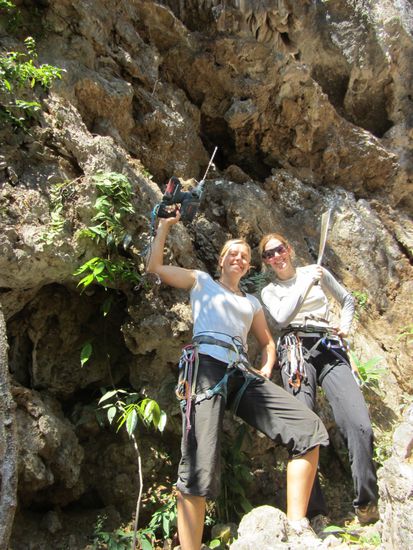 Das Bohrkommando Susanne &amp; Sylvie. Susanne hat eine Machete... wieso? Es musste erstmal der Wald in der Wand gerodet werden.