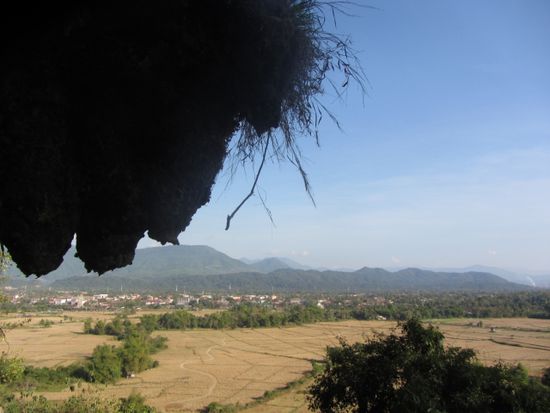 Aussicht vom Pha Deng Mountain ueber Vang Vieng