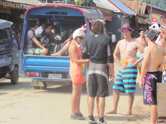 Vorbereitung: Badeshorts, bloede Kopfbedeckung und ein wasserfester Geldbeutel (mit Adresse zum Abliefern).