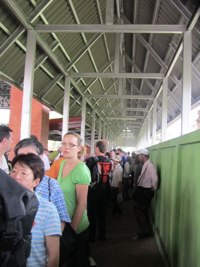 Mehrere hundert Meter lange Menschenschlange an der Grenze