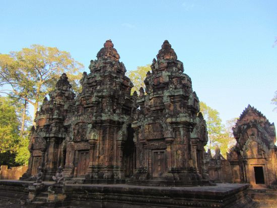 Shiva gewidmet: Banteay Srei. Jeder Quadratzentimeter ist mit Ornamenten verziert. Sucht nach den Schwänen.