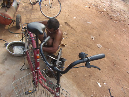 Reifen platt. Der Pannendienst am Straßenrand war ein Segen!