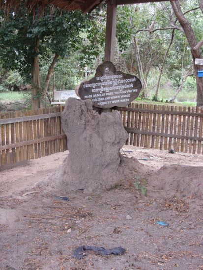 Massengrab. Es ist ein komisches Gefühl über den "Friedhof" zu laufen. Durch Bodenerosion werden noch immer Kleidung, Zähne und Knochen an die Oberfläche gespült.