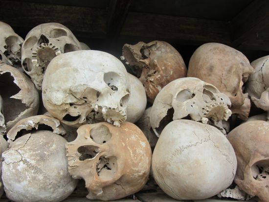 ...mit einem Bruchteil der auf den Killing Fields gefundenen Schädel und Knochen...