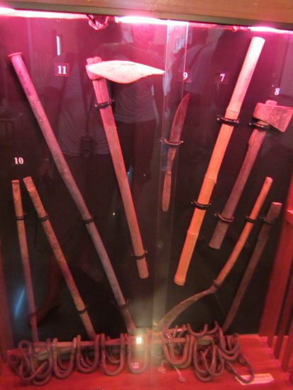 Munition war zu teuer, deswegen wurde alles, was verfügbar war, als Mordwaffe benutzt: Äxte, Messer, Ketten, Stöcke,...