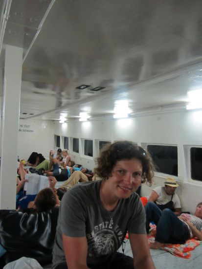 Gut gefülltes Nachtboot nach Suratthani, auf dem Weg nach Koh Yao Noi