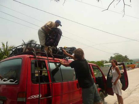 Collectivo an der Grenze Belize-Guatemala. Wir glauben, die in den USA aussortierten Autos werden nach Mexiko abgeschoben. Wenn die Mexikaner es auch nicht mehr wollen, bekommen es die Guatemalteken...