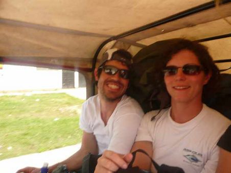 Im TukTuk mit Brad, Manu, Sylvie, dem Chauffeur und 6 Rucksäcken!
Und das nach 4 Stunden im Collectivo