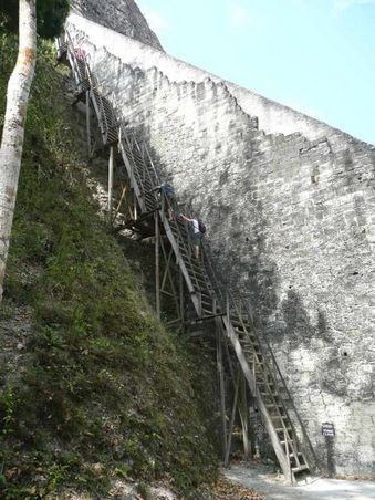 Viele Tempel dürfen über den eigentlichen Aufgang nicht mehr bestiegen werden, da die natürliche, vor allem aber durch Besucher verursachte Erosion der Bausubstanz stark zugesetzt hat. Der Aufstieg über die Holztreppe ist aber auch nicht ohne!