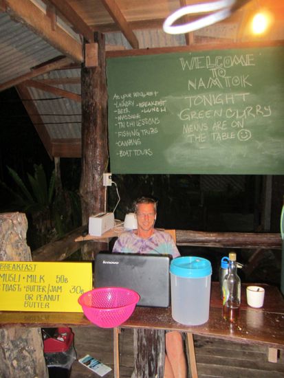 Jörn hat den Frühstückstisch in sein "Office" umgewandelt