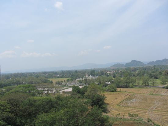 Ausblick über die Region Perlis mit Masjid (Moschee)