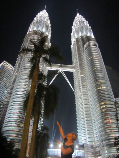 Licht aus, Spot an: Sylvie proudly presents the Petronas!