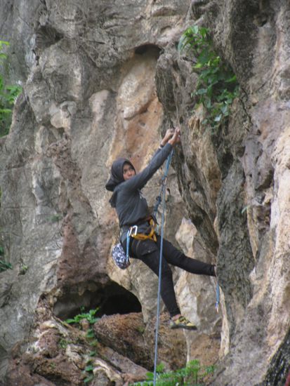 Mädels mal herhören: hier wird im Kopftuch VORGESTIEGEN (auch BMX Rad gefahren etc)! Nicht wie daheim vom Freund das Seil einhängen lassen und dann hochziehen lassen. 
Wir haben uns jetzt nicht mit der Rolle der Frau in Malaysia auseinander gesetzt, hatten aber einen recht gleichberechtigten Eindruck.