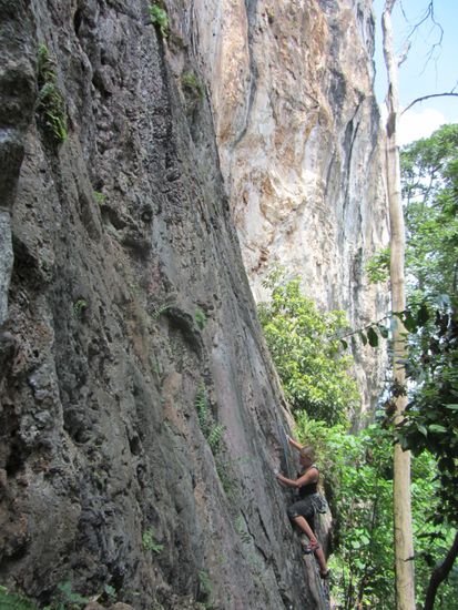 Neben den "üblichen" Sintern gibt es zur Abwechskung auch mal Plattenkletterei, hier am Nymuk-Wall