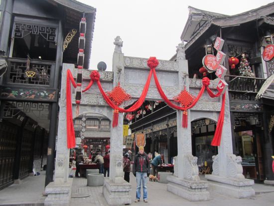 Das einzig hüsche in Chengdu: Die Altstadt! Dort waren wir auch auf einem Flohmarkt und fanden...