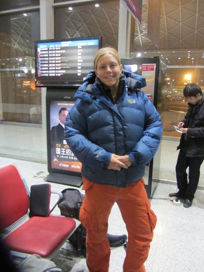 Sylvie ist nicht dick geworden, nur dick angezogen: 3 Hosen, 2 T-Shirts, 2 Fleece (Faaaaserpelz für unsere Schweizer Leser), 1 Regenjacke, 1 Daunenjacke...und jede Tasche mit Büchern, Karabinern etc. ausgestopft.